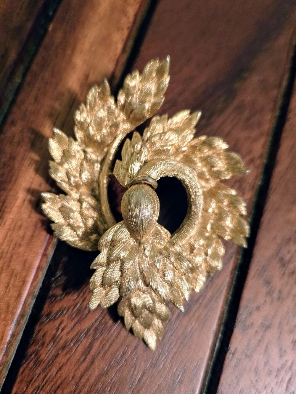 Vintage Gold Tone Lisner Leaf Brooch